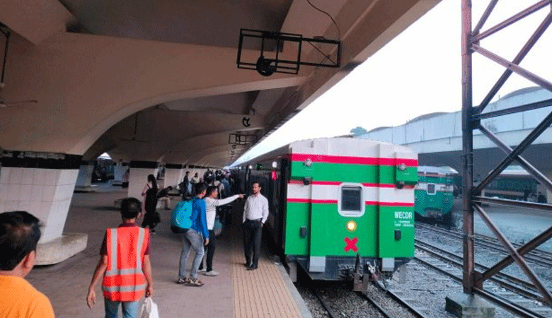 কমলাপুর থেকে সময় মতো ছাড়ছে ট্রেন, যাত্রীদের মধ্যে ব্যাপক স্বস্তি