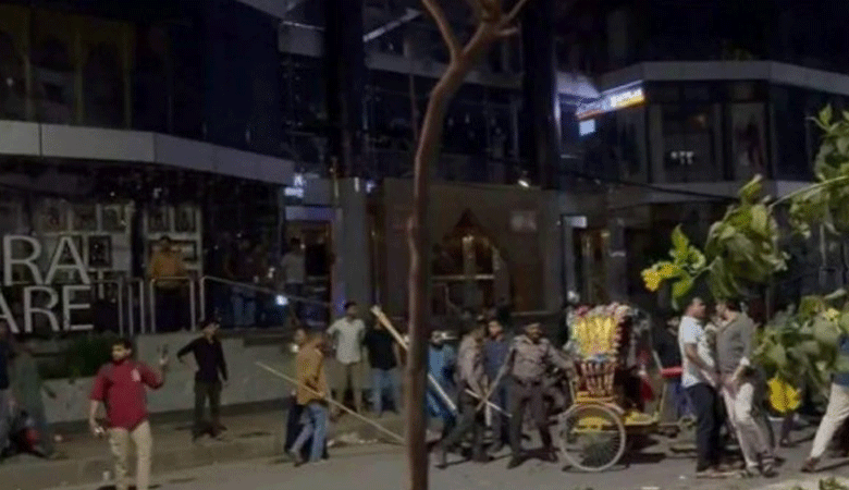 মধ্যরাতে উত্তরায় রিকশাচালক-পুলিশের সংঘর্ষ, শপিং কমপ্লেক্স ভাঙচুর