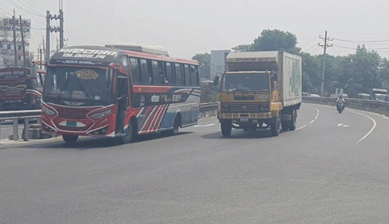 ঢাকা-টাঙ্গাইল মহাসড়কে নেই যানজট, নির্বিঘ্নে গন্তব্যে পৌঁছাচ্ছে যাত্রীরা