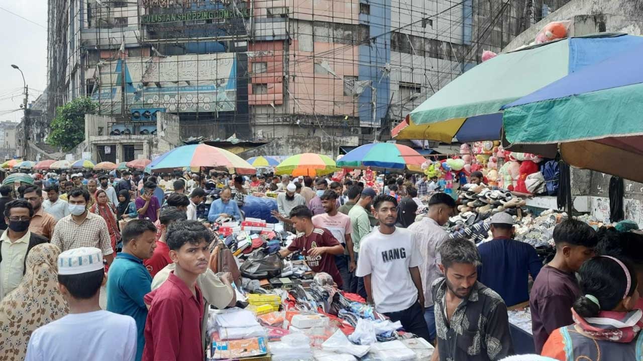 শেষ মুহূর্তে ভিড় বেশি ফুটপাতে, ব্যস্ত শপিংমলও