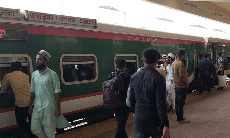 ঈদযাত্রায় যাত্রীর চাপ কমেছে কমলাপুরে