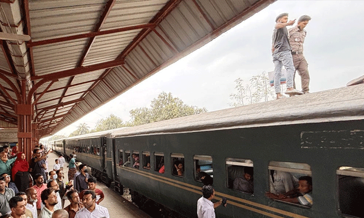 ব্রিজে ধাক্কা খেয়ে ট্রেনের ছাদে থাকা যুবকের মৃত্যু