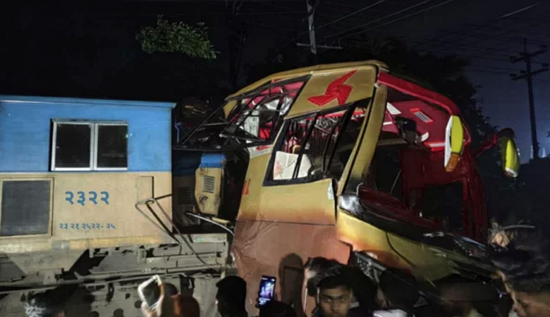 কুমিল্লায় বাস-ট্রেন সংঘর্ষে নিহত ১২, রেল যোগাযোগ বন্ধ