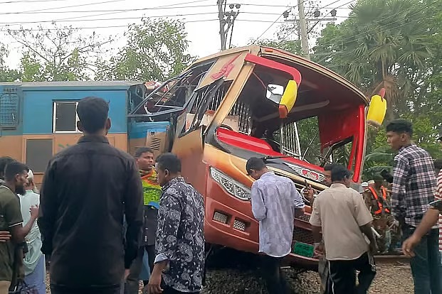 ঈদের ছুটিতে ফাঁকা সড়কে দুর্ঘটনায় নিভলো ২৩ প্রাণ