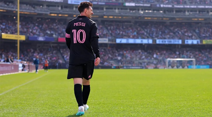 ফ্রি কিক গোলে পেলেকে ছাড়িয়ে নতুন উচ্চতায় মেসি