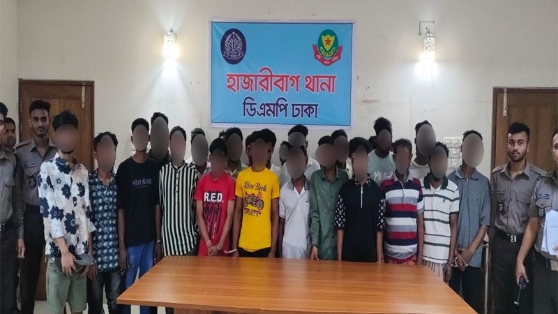 রাজধানীতে ৬২টি চোরাই মোবাইলসহ ১২ জন গ্রেফতার