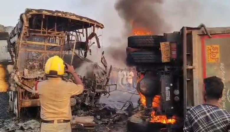 ভারতে বাস-লরি সংঘর্ষ, আগুনে পুড়ে নিহত ১৩