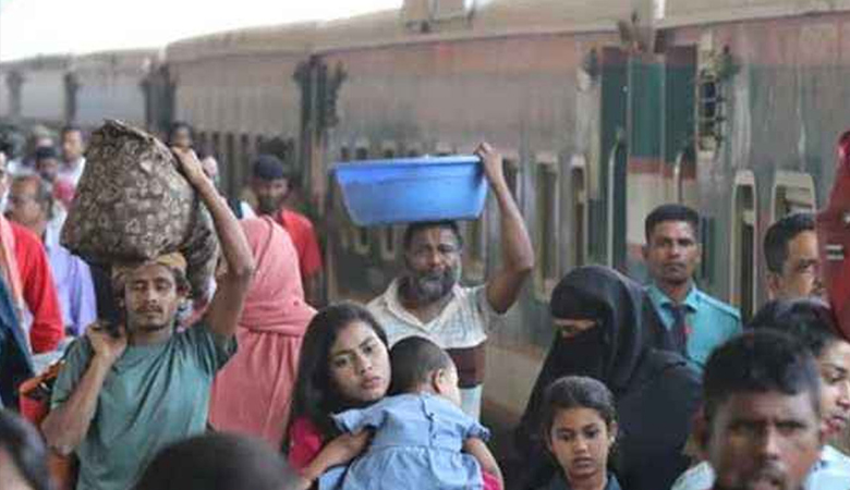 কর্মস্থলে ফিরছে মানুষ, কমলাপুরে যাত্রীদের উপচেপড়া ভিড়