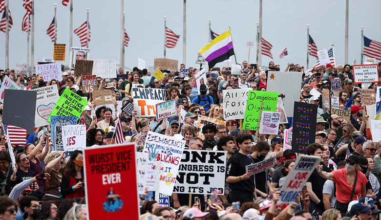 বিক্ষোভে ফুঁসছে যুক্তরাষ্ট্র, ৮০ লাখ কণ্ঠে ট্রাম্প হঠানোর ডাক