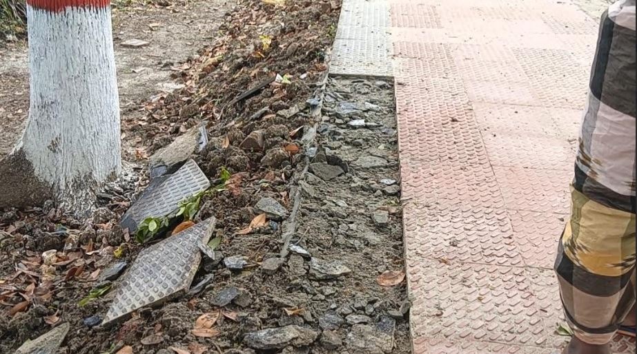 নির্মাণ শেষ হতেই উঠে যাচ্ছে টাইলস, প্রকল্পে অনিয়মের অভিযোগ