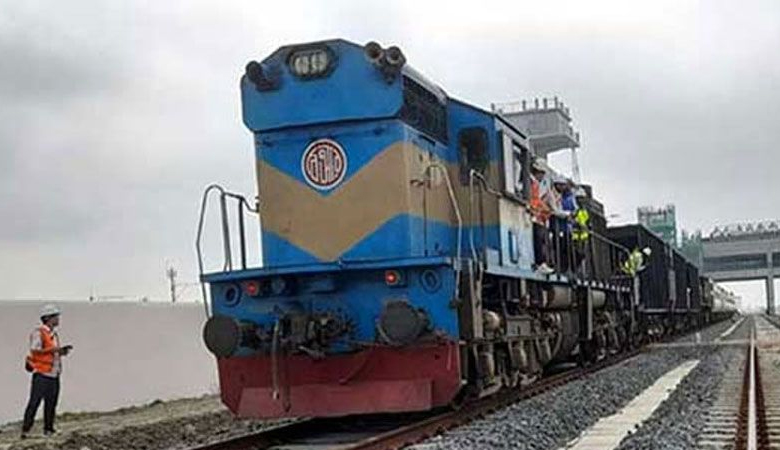 রেলে জ্বালানি সরবরাহ কমেছে, মজুদ তেল দিয়ে ট্রেন চলবে ১৫-২০ দিন