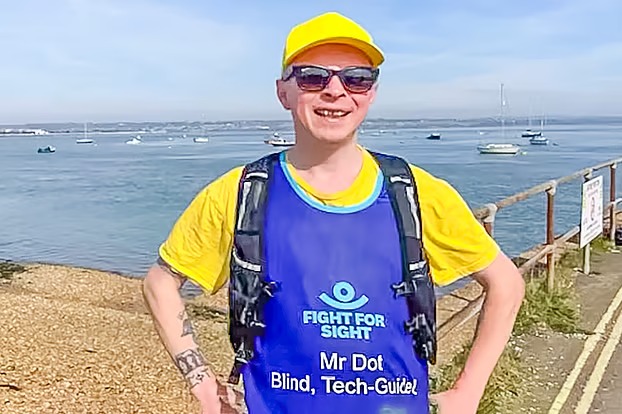 কৃত্রিম বুদ্ধিমত্তা চশমায় দৌড়াবেন দৃষ্টিহীন ক্লার্ক