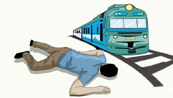 চলন্ত ট্রেনের ছাদ থেকে পড়ে কিশোরের মৃত্যু