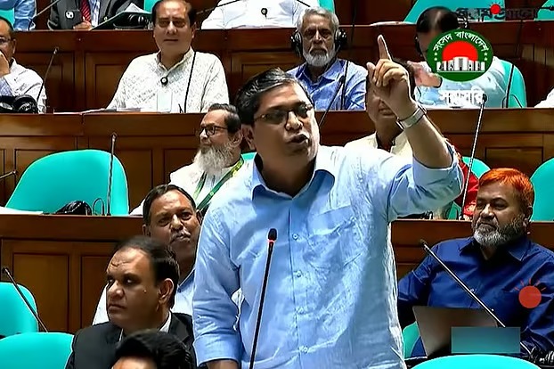 লন্ডনে গিয়ে জুলাই আন্দোলনের ‘ট্রফি’ বিএনপিকে দিয়ে আসেন অধ্যাপক ইউনূস