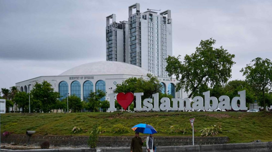 বিশ্বের নজর এখন ইসলামাবাদে