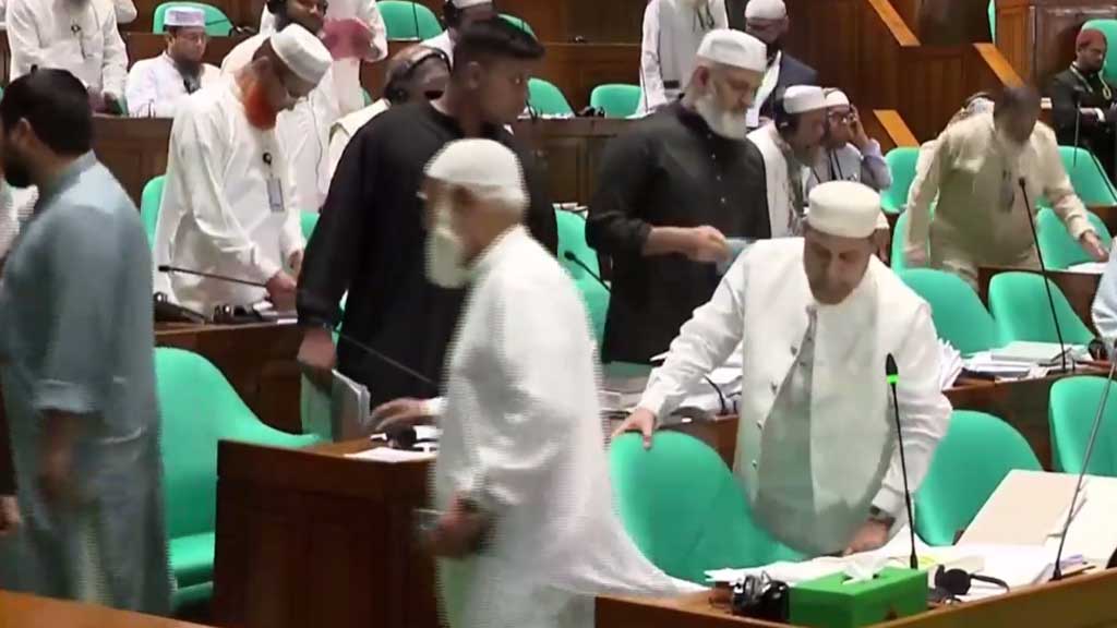 বিশ্বাসভঙ্গের’ অভিযোগে সংসদ থেকে বিরোধী জোটের ওয়াকআউট