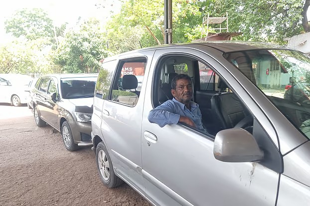 বাড়ছে ভোগান্তি তেলের লাইনে ২২ ঘণ্টা ভোগান্তির চরম দৃশ্য