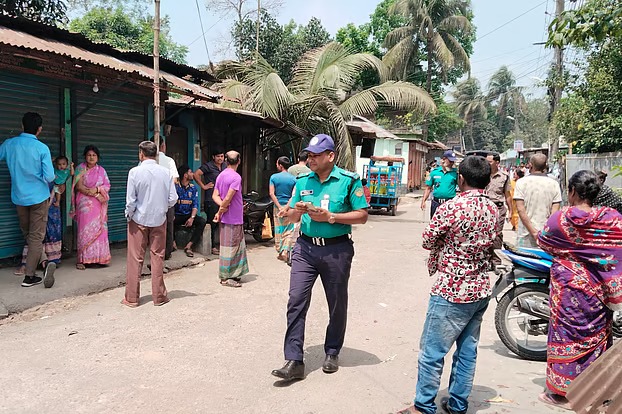 রংপুরে হত্যার পর হিন্দু সম্প্রদায়ের দোকানবাড়িতে হামলা ভাঙচুর
