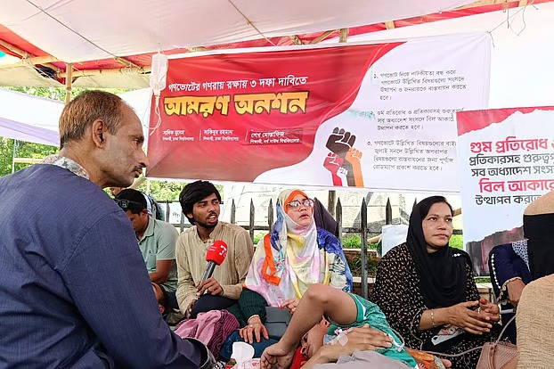 জুলাই শহীদ পরিবারের অনুরোধে অনশন ভাঙলেন তিন শিক্ষার্থী