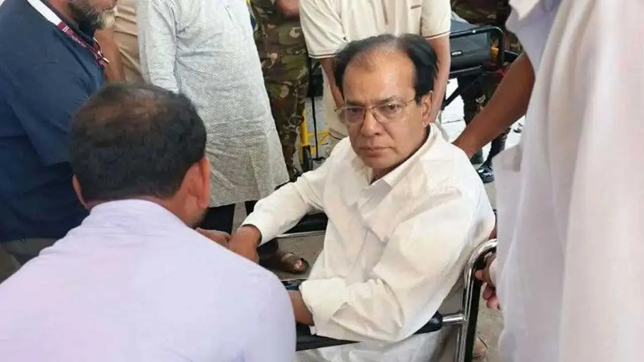 এয়ার অ্যাম্বুলেন্সে ঢাকায় আনা হলো ত্রাণমন্ত্রীকে, হাসপাতালে ভর্তি