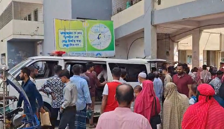 ঘুমন্ত ছেলেসহ ৩ জনকে কুপিয়ে ছাদ থেকে লাফিয়ে কনস্টেবলের মৃত্যু