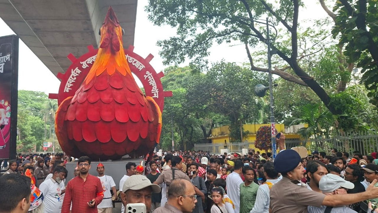 ঢোল-বাদ্য আর রঙিন মোটিফে চারুকলায় বৈশাখী শোভাযাত্রা