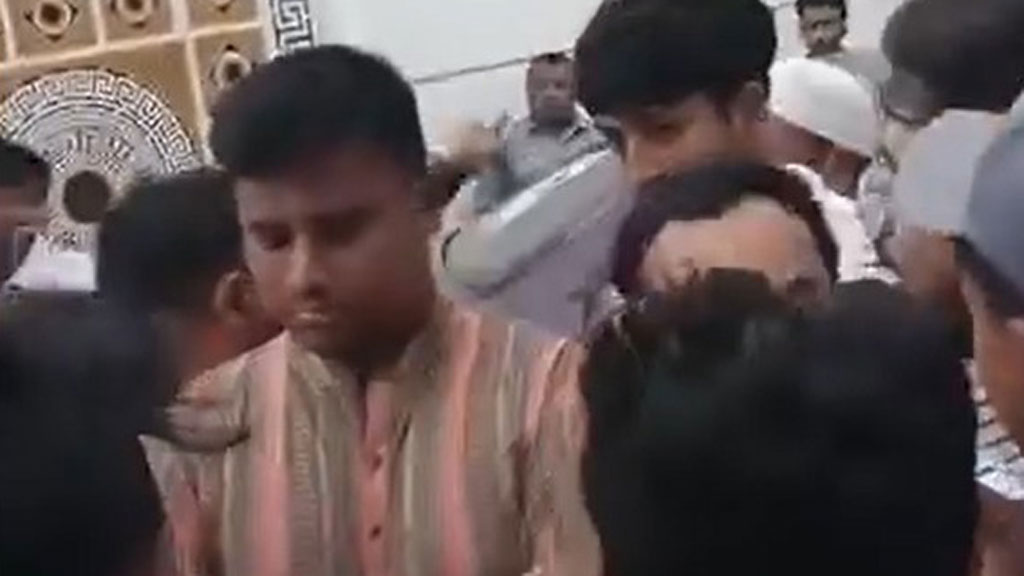 মনজুর আলমের বাসায় হাসনাতকে ঘিরে বিক্ষোভ