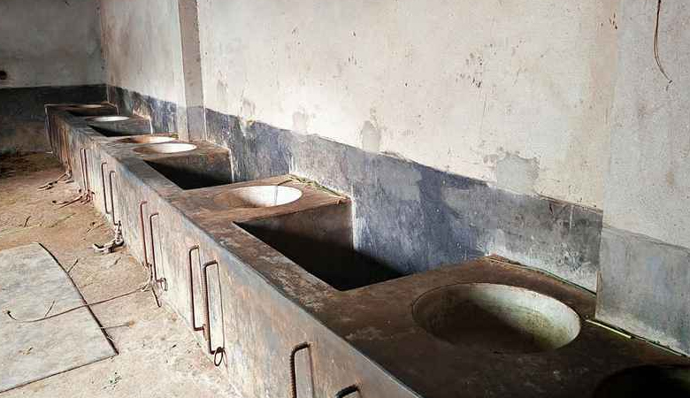 বাড়ির দরজায় শিকল লাগিয়ে ৫ গরু চুরি