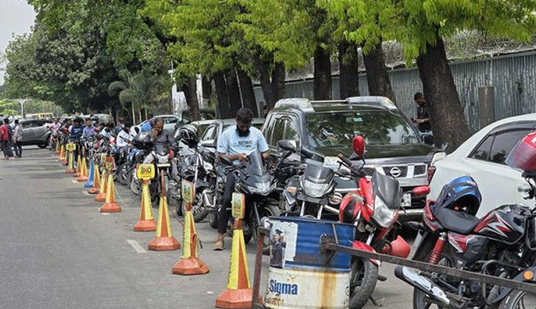 তেলের সংকটে রাজধানীতে চরম জনভোগান্তি