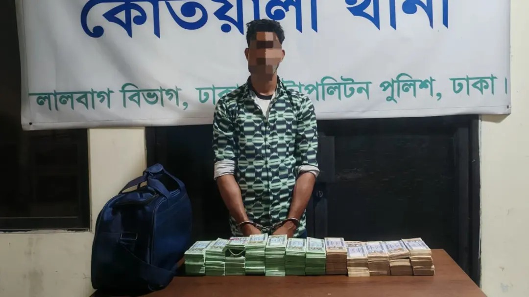 সদরঘাটে ৪০ লাখ টাকার জাল নোটসহ যুবক আটক