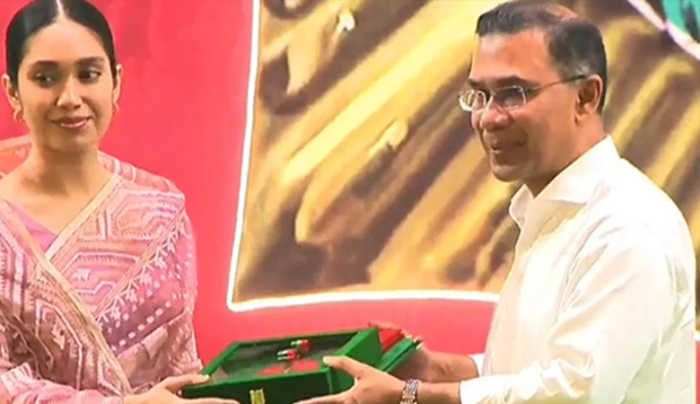 খালেদা জিয়ার পক্ষে স্বাধীনতা পুরস্কার নিলেন নাতনি জাইমা রহমান