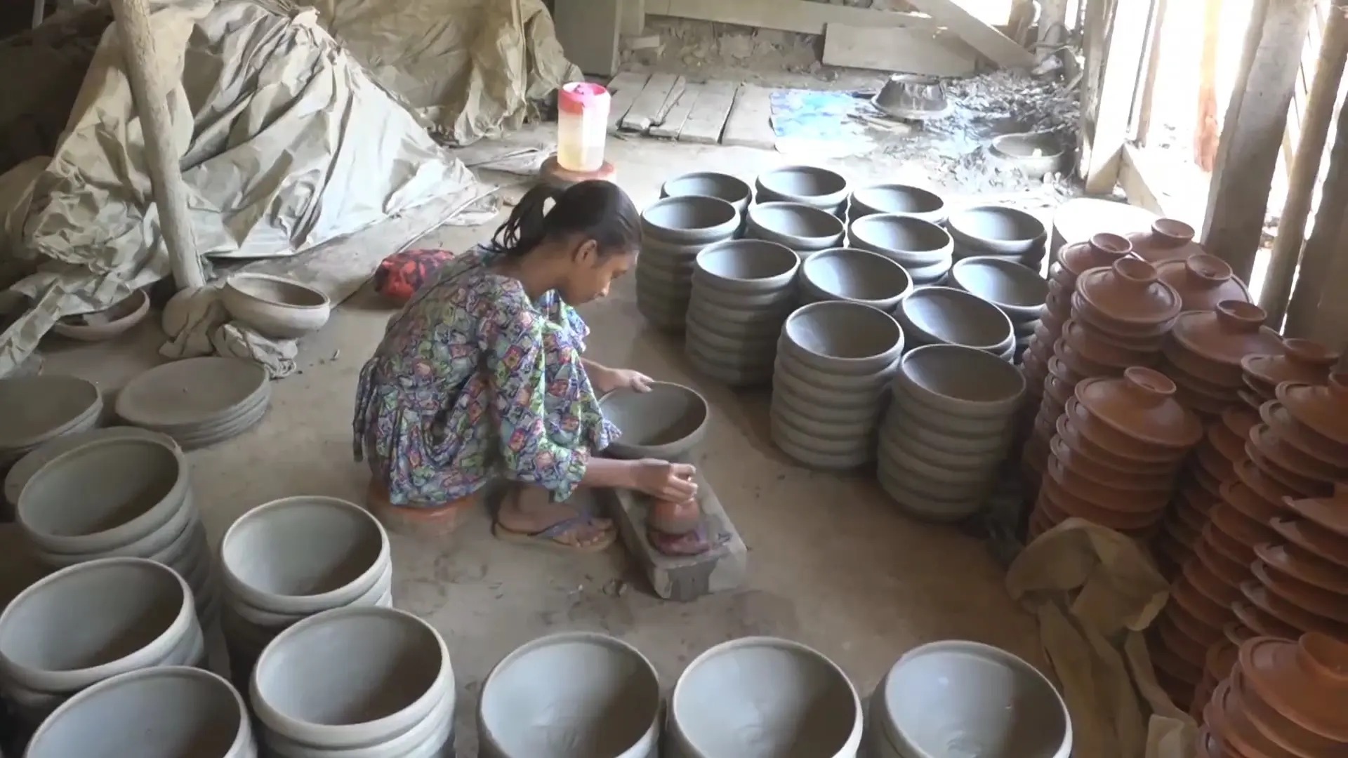 বিলুপ্তির পথে পিরোজপুরের মৃৎশিল্প