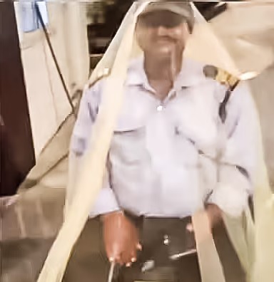 মশারি ঘিরে দায়িত্ব পালনে নিরাপত্তা প্রহরী