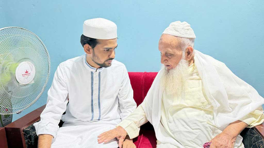 হেফাজত আমিরের দোয়া নিলেন এনসিপি নেতা আসিফ মাহমুদ