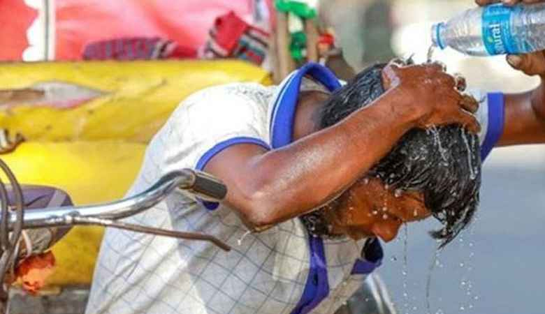 তাপমাত্রা ৪০ ডিগ্রির আশঙ্কা, বাড়তে পারে হিটস্ট্রোকের ঝুঁকি