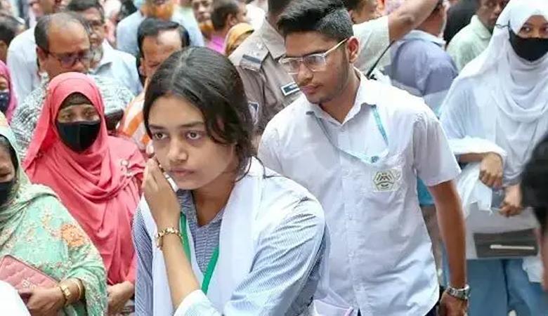 প্রশ্নপত্র  উৎফুল্ল এসএসসি পরীক্ষার্থীরা