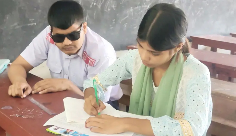 শ্রুতিলেখকের সহায়তায় এসএসসি পরীক্ষায় বসলেন শরীফ