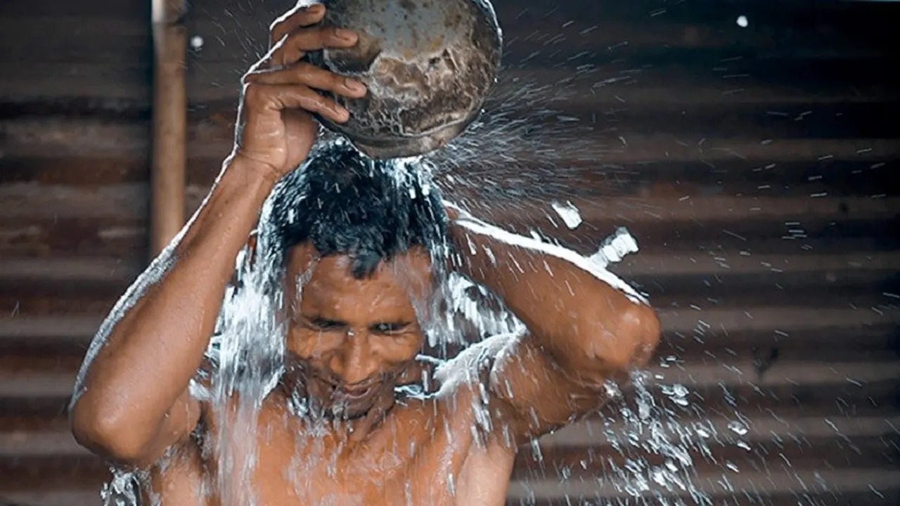 বাইরে থেকে ফিরেই গোসল করা যে কারণে ঠিক না