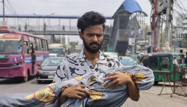 যুবকের কোলে শিশুর লাশের ঘটনার বিষয়ে যা জানা গেল