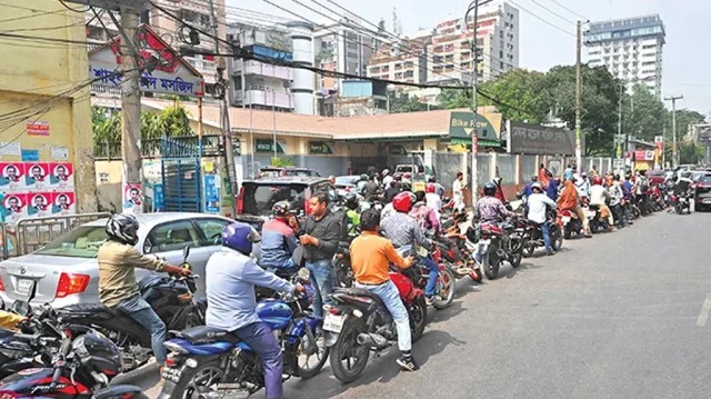 দাম বাড়লেও তেল পেতে ভোগান্তি অব্যাহত