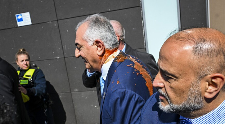 জার্মানিতে রেজা পাহলভীর ওপর লাল তরল পদার্থ নিক্ষেপ