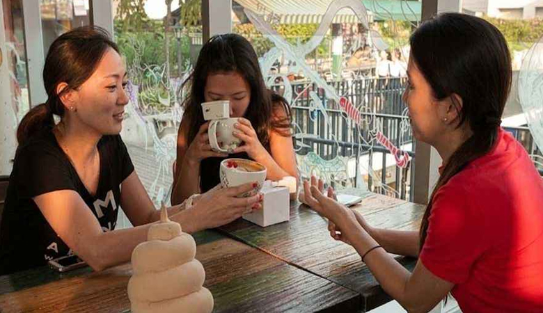 মল বিক্রি হয় যে রেস্টুরেন্টে!