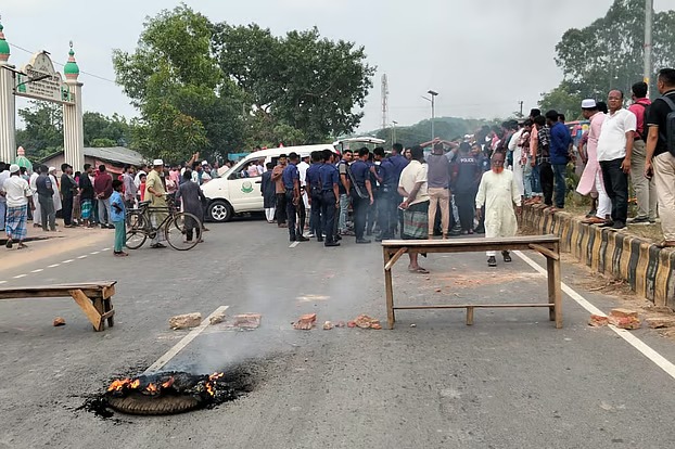 রাউজানে বিএনপি কর্মী হত্যা ঘিরে সড়ক অবরোধ