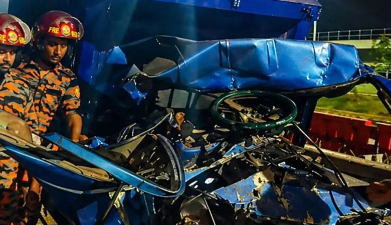 এক্সপ্রেসওয়েতে দুর্ঘটনায় একই পরিবারের ৩ জনসহ আহত ৪