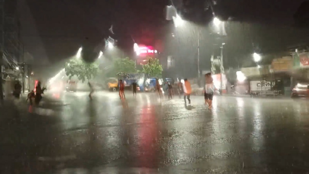 অবশেষে বহুপ্রতীক্ষিত স্বস্তির বৃষ্টি, কমলো তাপমাত্রা