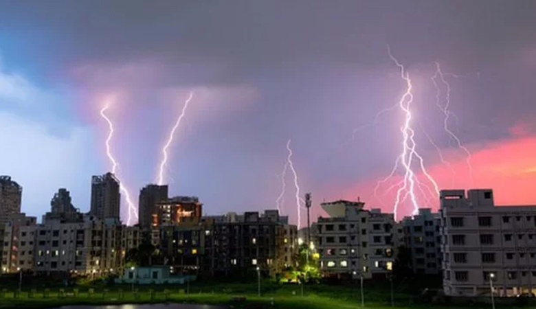 বজ্রপাতে নিজেকে নিরাপদ রাখবেন যেভাবে