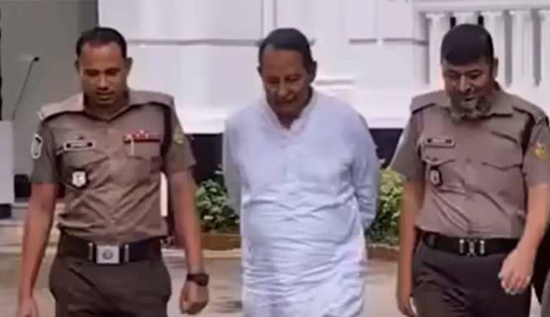 ইনুকে ‘টেনশন না করতে’ বলা সেই দুই পুলিশ সদস্য শাস্তির মুখে