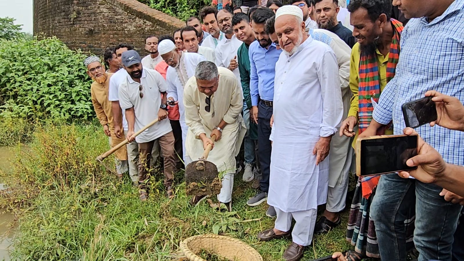 শ্রীপুরে খাল খনন শুরু, জলাবদ্ধতা নিরসনের আশা