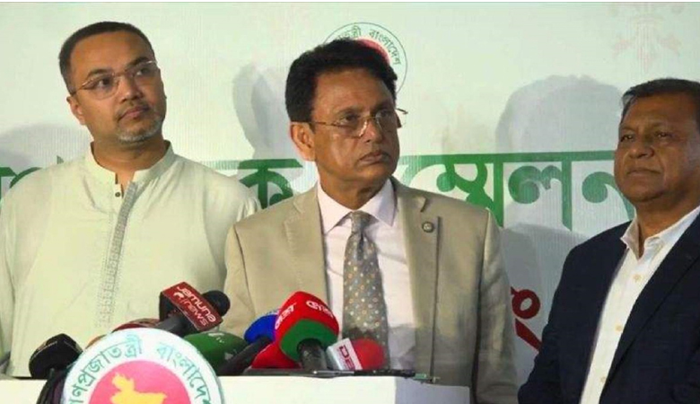 শিক্ষার্থীরা স্কুলে আসতে চায় না, শিক্ষামন্ত্রীকে জানালেন ডিসিরা