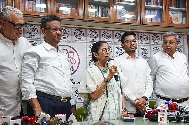 পরাজয় মানছেন না, পদত্যাগেও অস্বীকৃতি মমতার